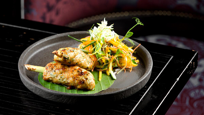 Тайские котлеты из чилийского сибаса и креветок с манго салатом