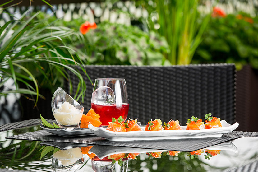 Татаки лосось с юзу-дрессингом и красной икрой