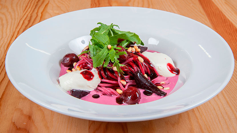 Свекольные спагетти с муссом из козьего сыра и вишневой кофитурой