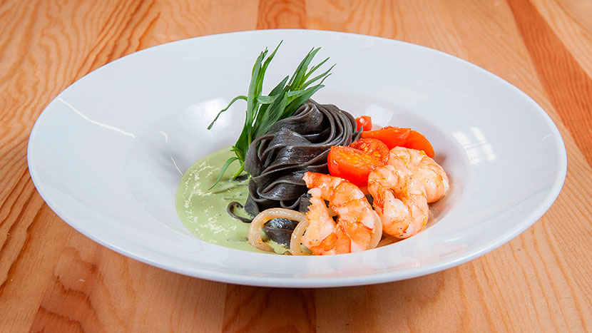 Тальятелле неро из чернил каракатицы с крветками, кальмарами в сливочно-тархуновом соусе