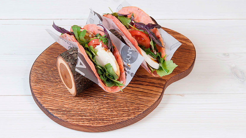 Томатная тортилья с базиликом и кедровыми орешками