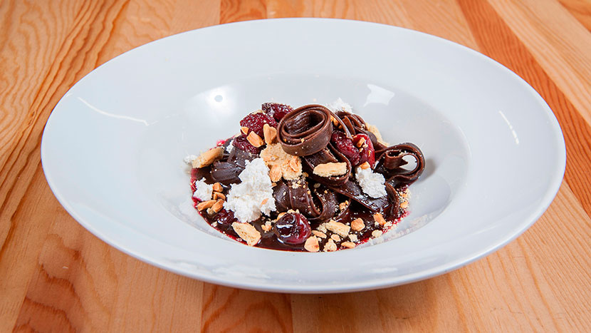 Шоколадные тальятелле с ганашем и песочным тестом