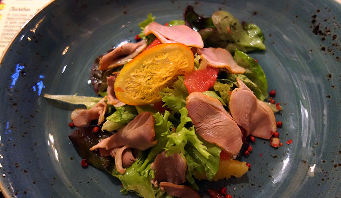 Салат с подкопченной утиной грудкой