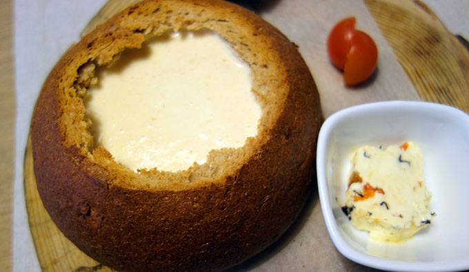 Суп-крем из лосося в буханке