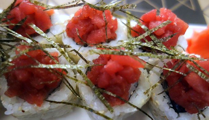 Ролл с маринованным в вине тунцом