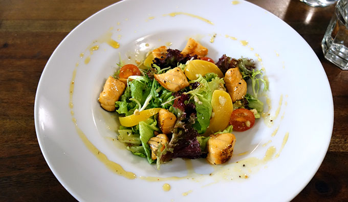 Салат с лососем