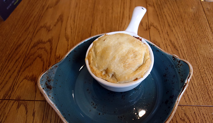 Кулебяка с цесаркой и белыми грибами