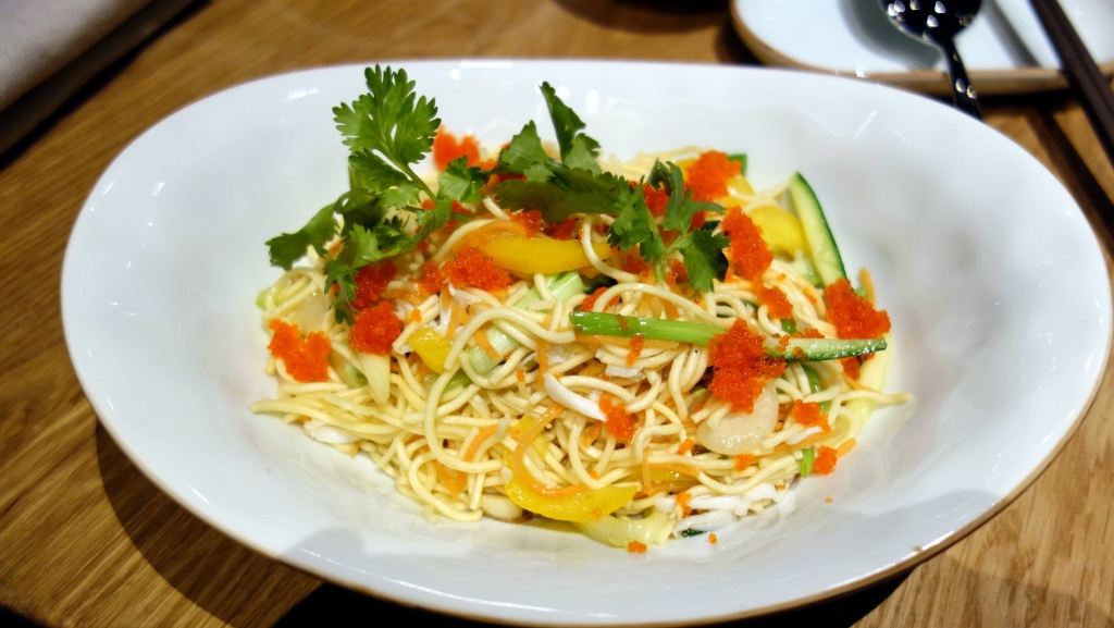 Лапша жареная, с крабом и тобико