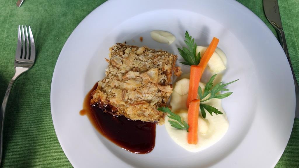 Наполеон из утки с соусом из шиповника