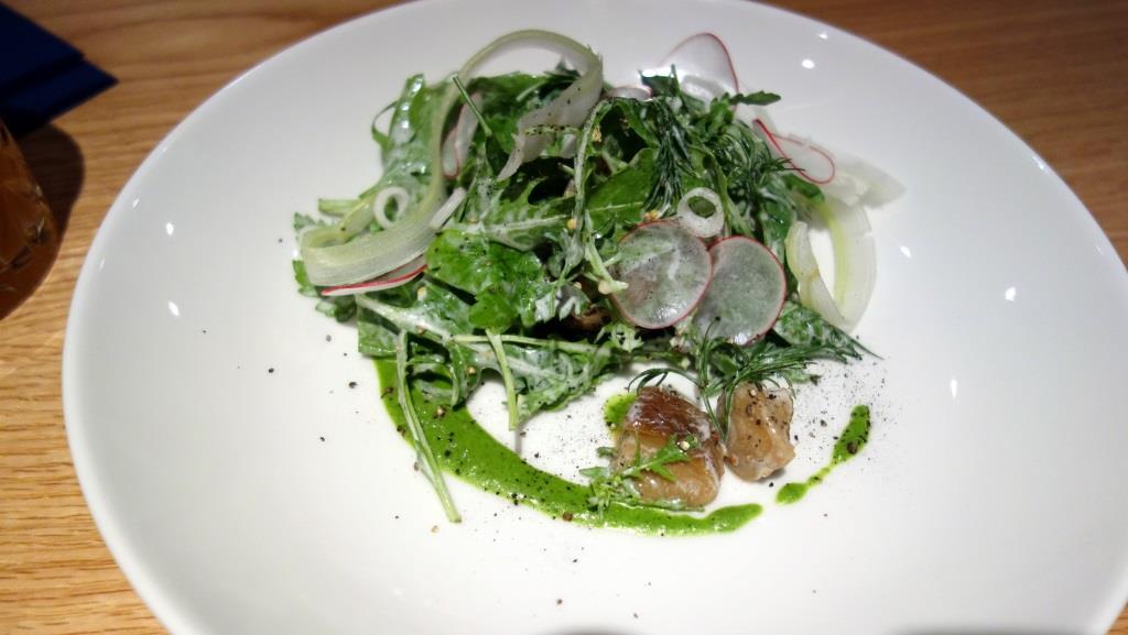 Зеленый салат с маринованными белыми грибами, сельдереем и сметанным соусом