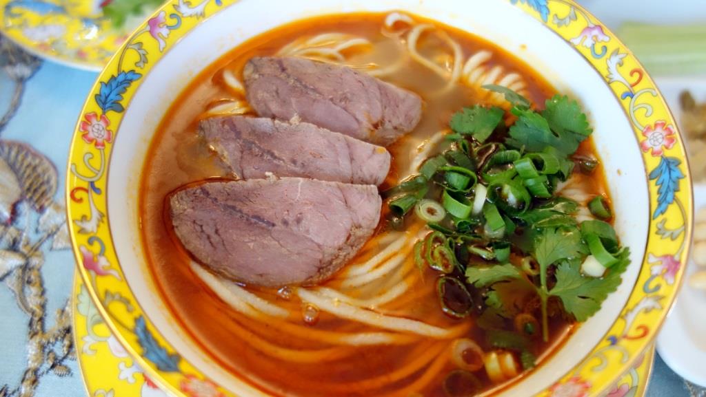 Растянутая лапша ламянь с подливой из баранины 