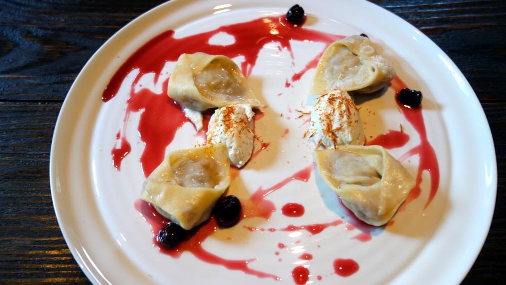 Тортеллини с уткой и вишней