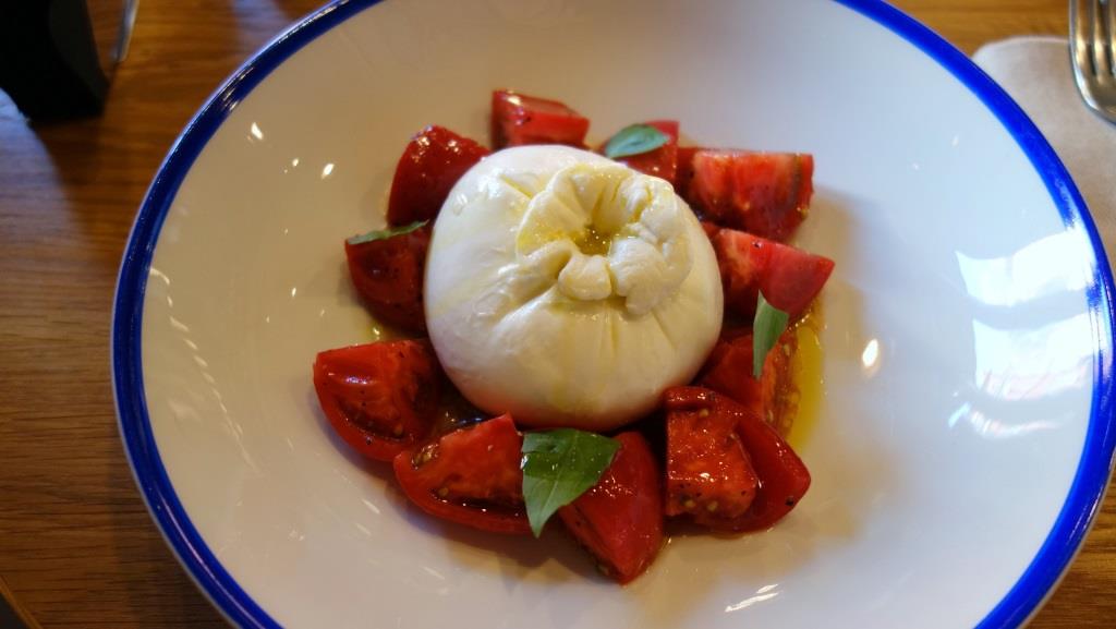 Буррата с томатом
