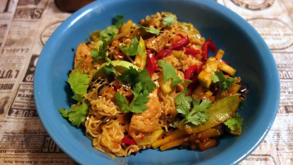 Лапша с овощами и курицей