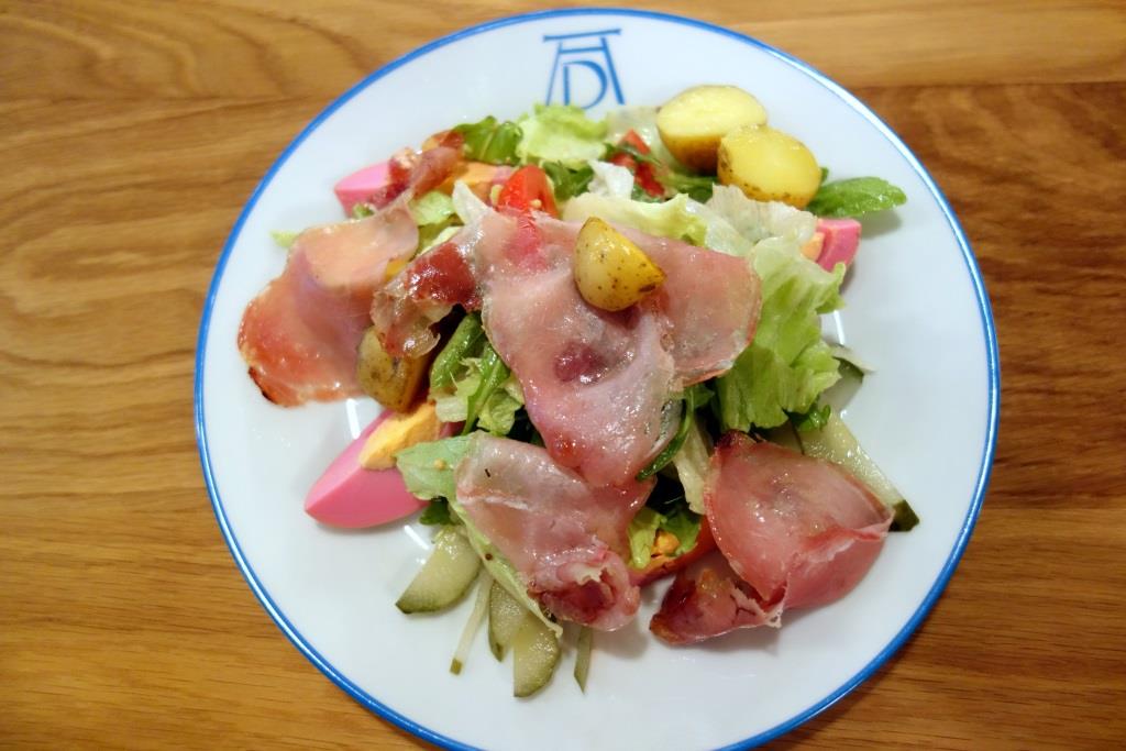 Теплый салат с корейкой, половинками черри-картошки, подкрашенным яйцом, конечно, миксом, маринованным огурчиком 