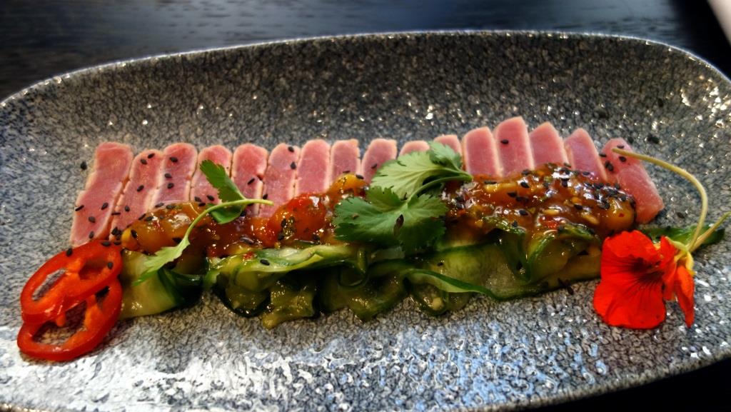 Татаки из тунца с имбирными огурцами и чатни из манго