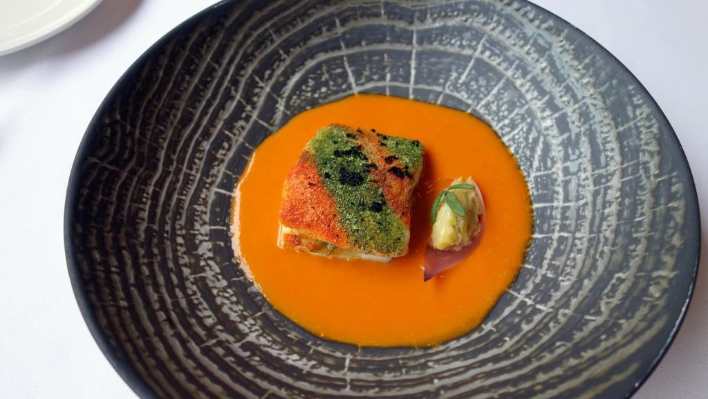 Сибас с фондю из лука-порея в соусе из печеных томатов