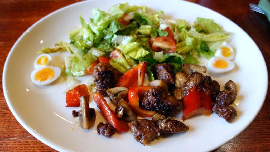 Салат с куриной печенью