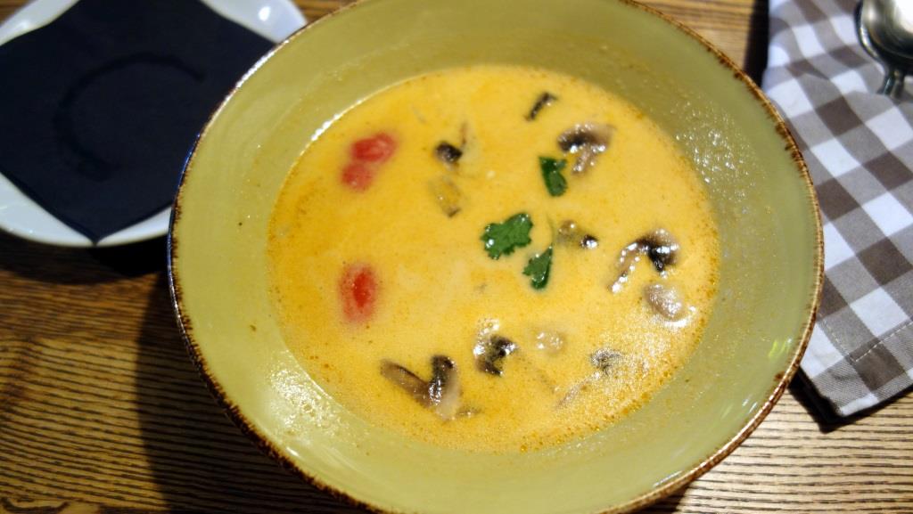 Том ям с морепродуктами