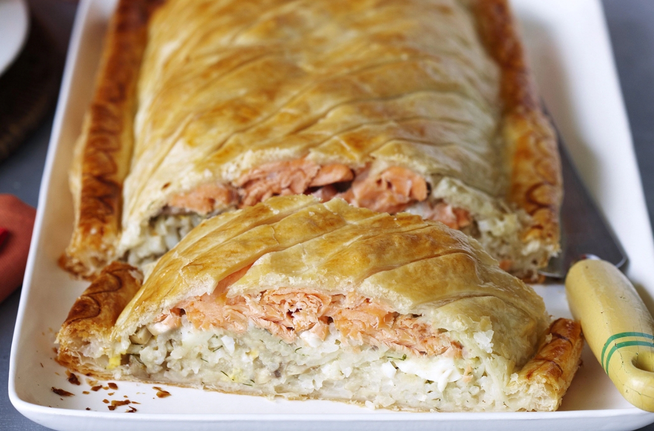 Пирог с консервированной рыбой и рисом