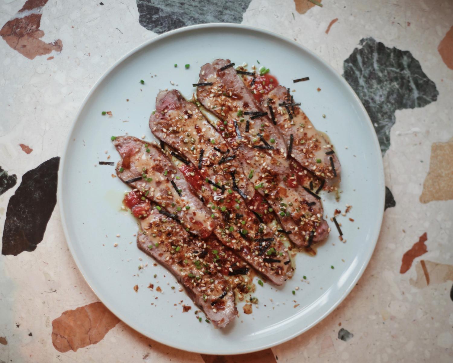 Стриплойн с карпаччо и кунжутным соусом